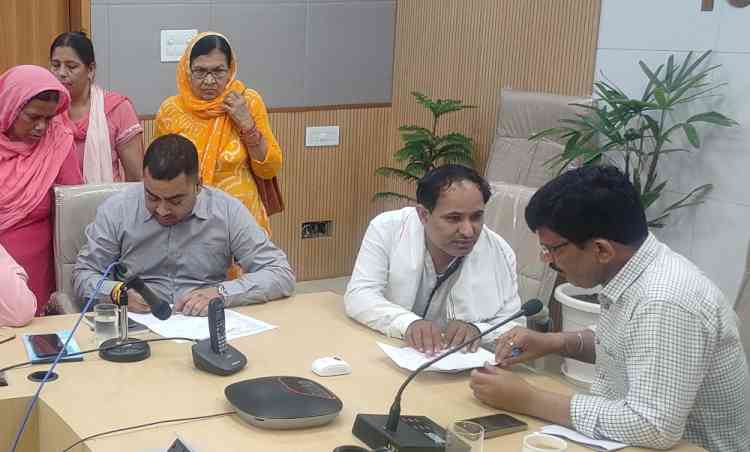 समाधान शिविर में जिला परिषद के सीईओ प्रदीप कौशिक ने सुनी शिकायतें