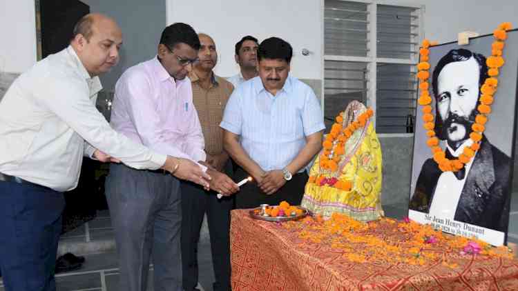 स्कूली बच्चों को दिलाई मानवता की सेवा की शपथ