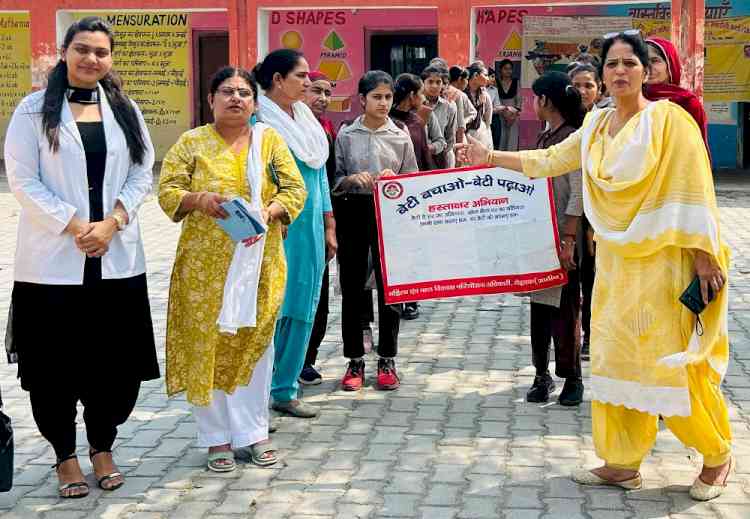 बेटी बचाओ-बेटी पढाओ के तहत गांव मकड़ौली कला में किया जागरूक