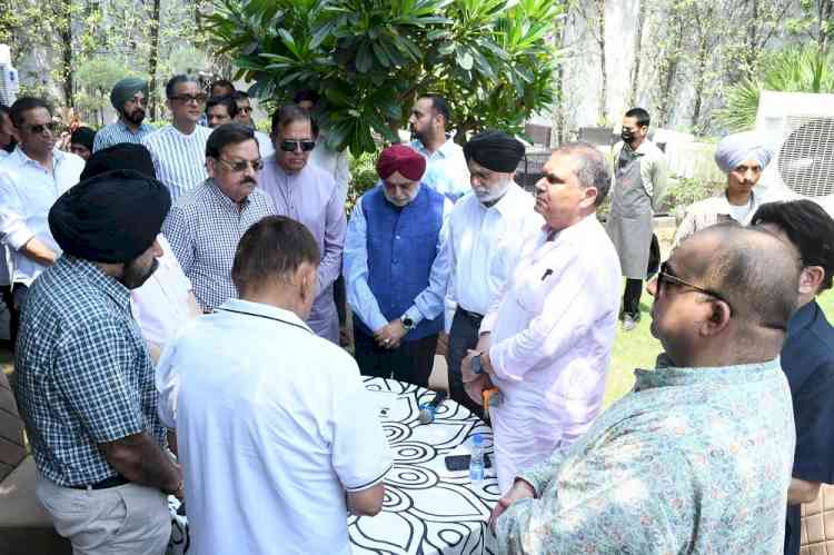 MP Arora Resumes Campaign with One-Minute Silence for Martyrs