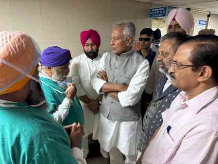 Punjab BJP chief Jakhar meets shelling victims, seeks Central package for state