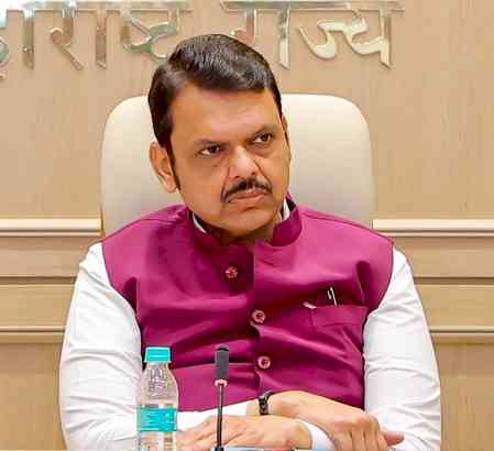 Maha govt and armed forces to work closely for tightening security by sharing intelligence: CM Fadnavis