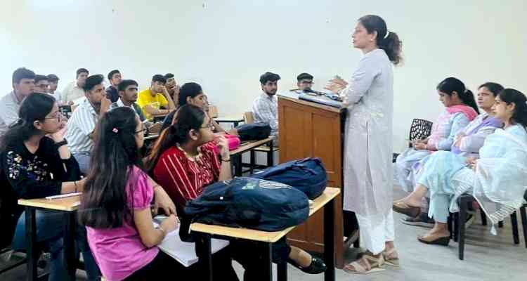 हिंदू कॉलेज में परीक्षा की तैयारी विषय पर वार्ता सत्र आयोजित