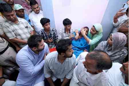 Tejashwi Yadav meets martyr Mohammad Imtiaz’s family, calls for national unity 