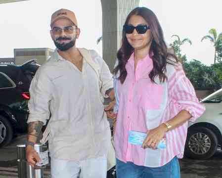 A day after quitting Test cricket, Virat visits Vrindavan with his wife Anushka 