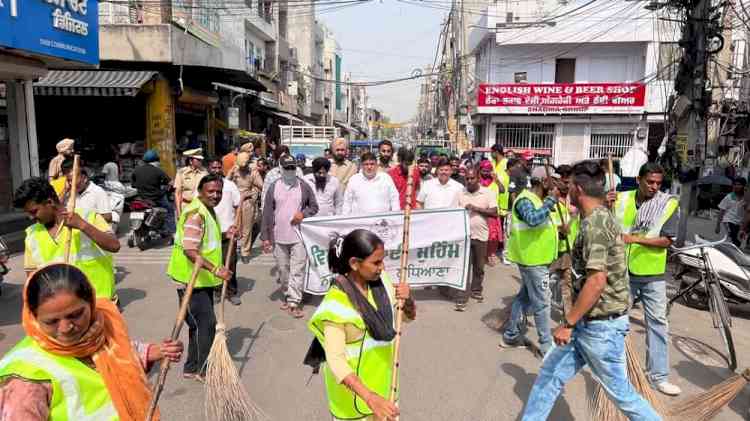 MLA Prashar leads cleanliness drive in ward number 76; appeal public to keep surroundings clean and green