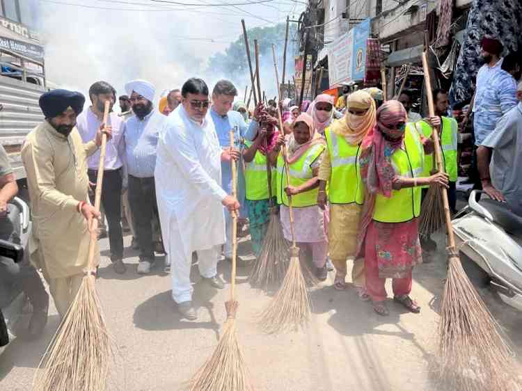 MLA Prashar continues special cleanliness drive in ward number 83; appeal residents to support authorities in ensuring cleanliness 