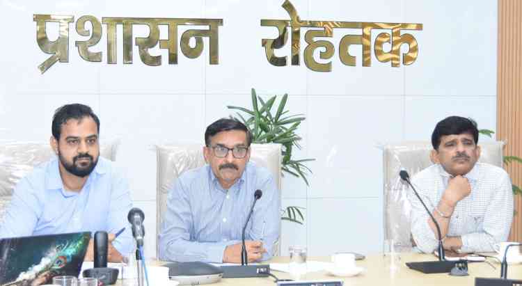 उपायुक्त धर्मेंद्र सिंह ने समीक्षा बैठक में संबंधित अधिकारियों को दिए आवश्यक दिशा-निर्देश