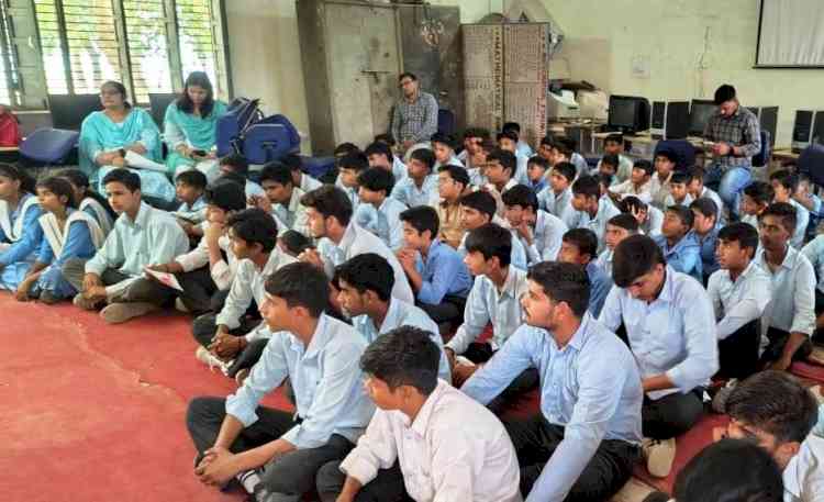 राष्ट्रीय डेंगू दिवस पर स्कूली विद्यार्थियों को किया जागरूक