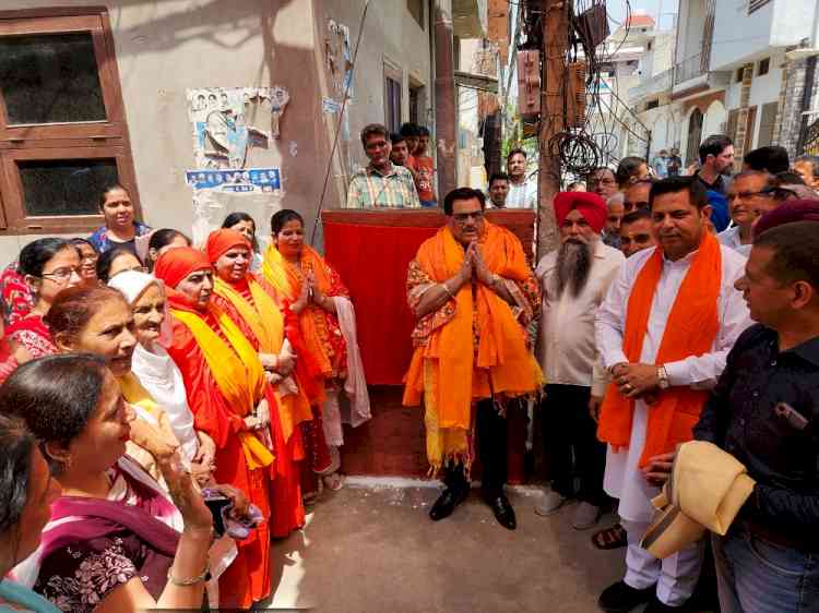 MLA Bagga, Mayor Inderjit Kaur and councillor Aman Bagga  inaugurate newly installed tubewell in Bhora colony 