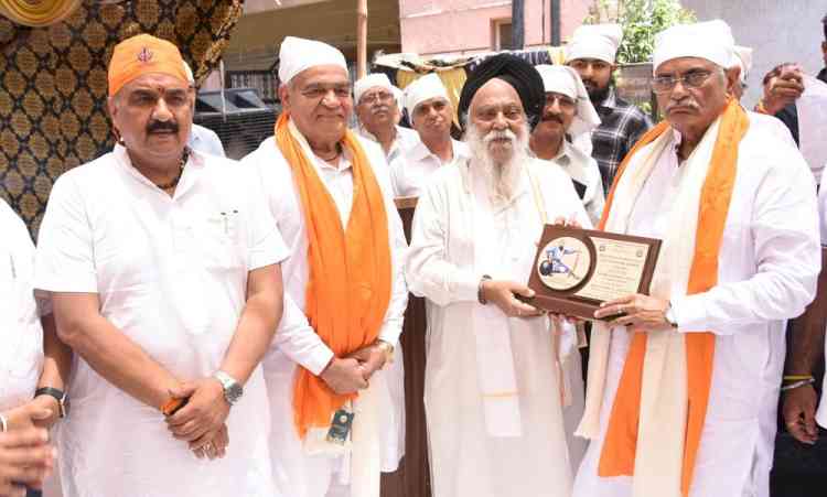 Dy. Speaker Dr. Krishna Lal Middha inaugurates the Dialysis center at Baba Banda Singh Bahadur Charitable Complex in Rohtak
