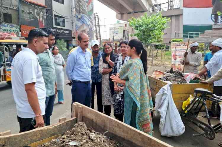 नगर निगम ने शहर के मुख्य मार्गों पर चलाया विशेष सफाई अभियान