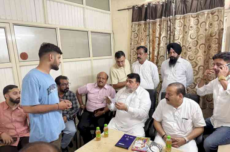 MLA Prashar, Sr Dy Mayor inspect Zone B office for redressing public grievances; direct officials to work with transparency 