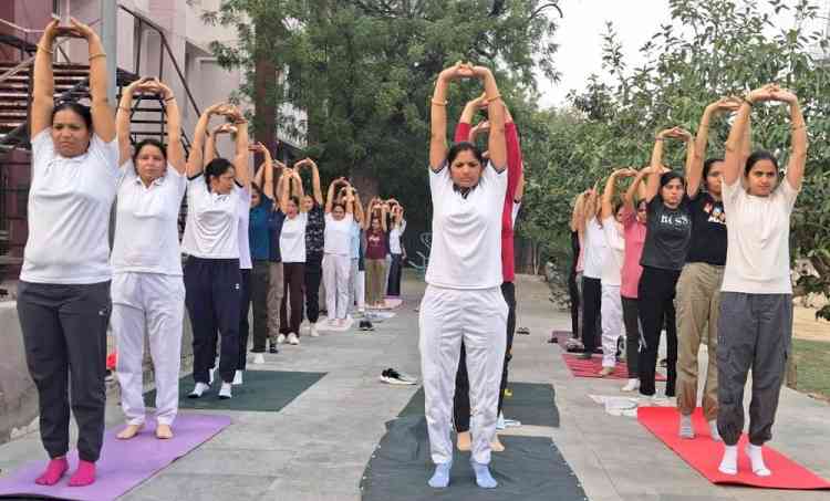 रोहतक पुलिस लाईन में पुलिस कर्मियों ने विभिन्न व्यायामों व योगासनों का अभ्यास किया