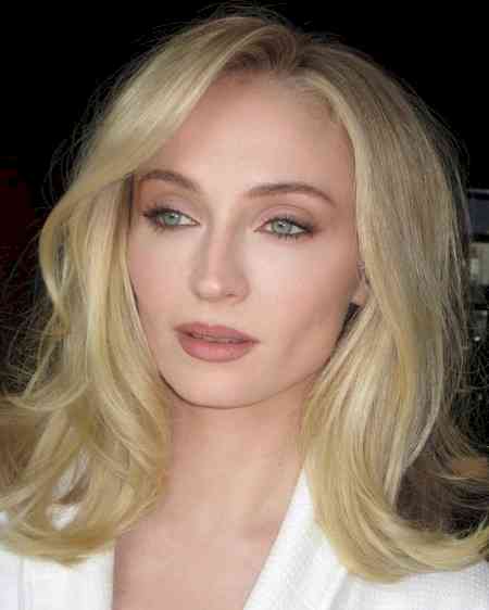 ‘GoT’ star Sophie Turner flaunts bartending skills new video
