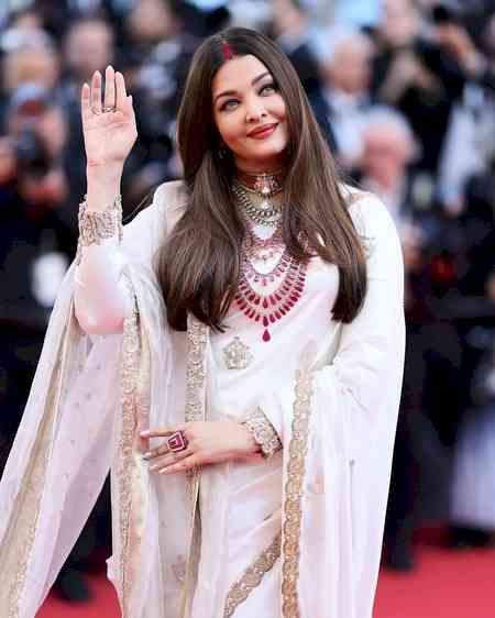 Aishwarya Rai makes for a true Indian beauty in an elegant saree at Cannes 2025