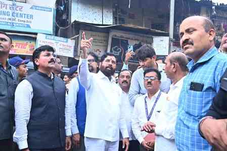 Mumbai: Complete draining cleaning works by June 7 or face action, warns Eknath Shinde