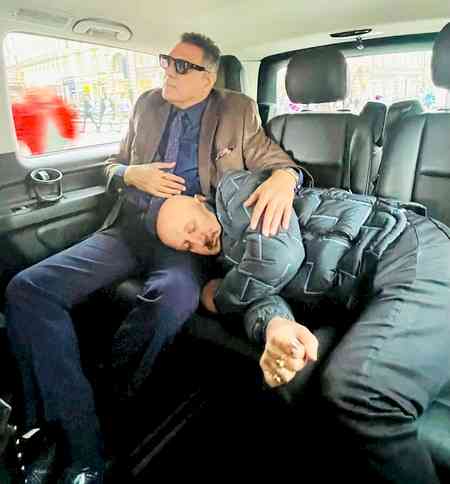 Boman Irani asks 'why' as Anupam Kher takes a nap on his lap
