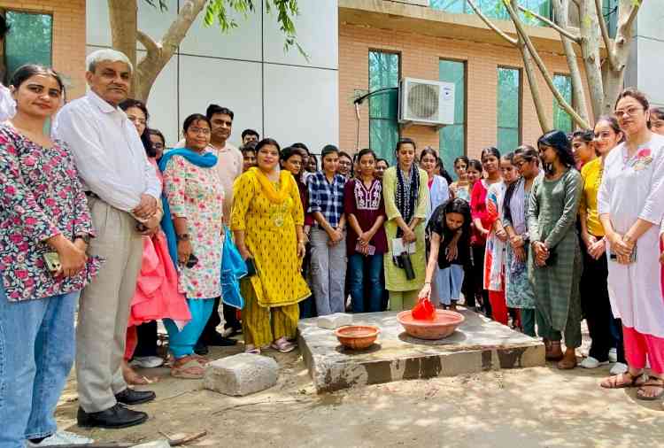 पक्षियों के लिए एमडीयू में विद्यार्थियों ने रखे सकोरे