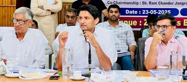सांसद दीपेन्द्र हुड्डा ने की जिला विकास समन्वय एवं निगरानी समिति की बैठक की अध्यक्षता