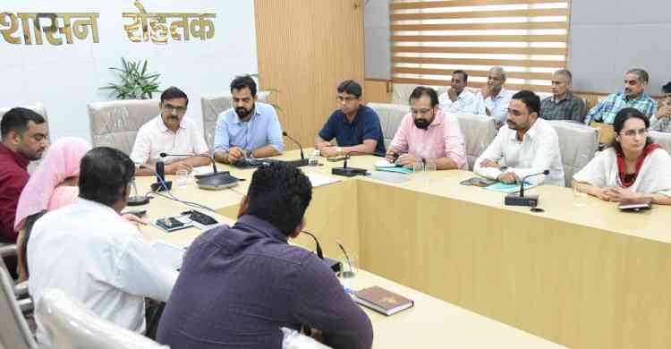 उपायुक्त धर्मेंद्र सिंह ने समाधान शिविर की लंबित शिकायतों का एक सप्ताह में निपटारा करने के निर्देश दिए
