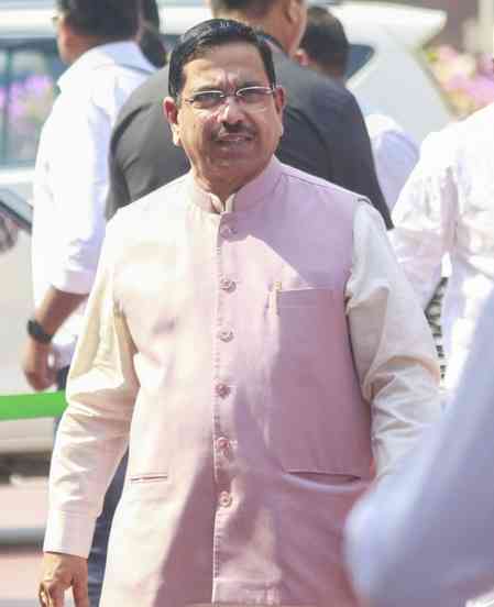 K'taka Govt acting worse than any dictator: Union Minister Joshi