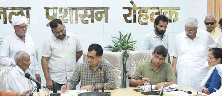 उपायुक्त धर्मेंद्र सिंह ने समाधान शिविर की शिकायतों के तुरंत निपटारे के दिए निर्देश