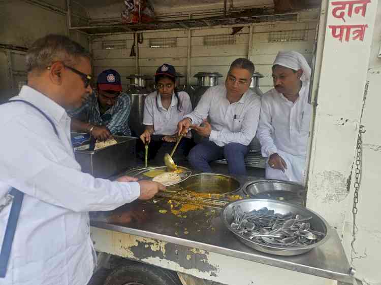 NSS, Panjab University Commemorates Shaheedi Diwas of Guru Arjan Dev Ji with Langar Sewa