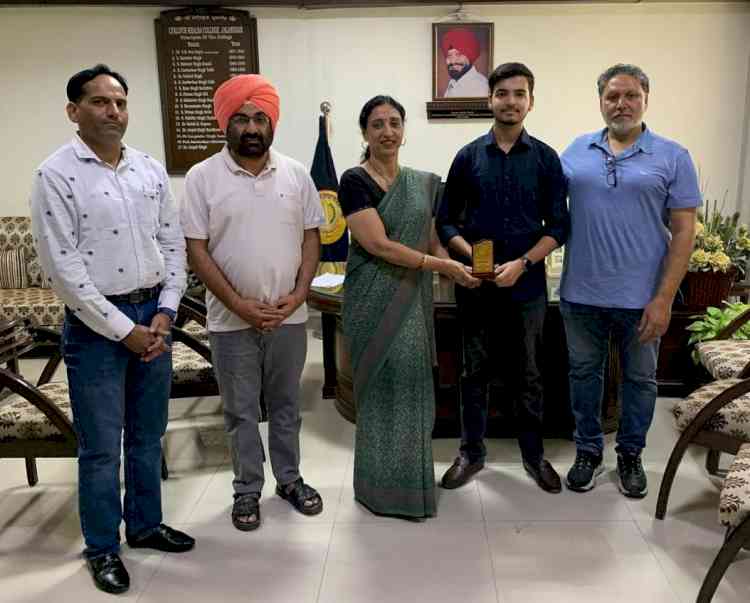 Shaheed Bhagat Singh Nagar's topper chooses Lyallpur Khalsa College Jalandhar to pursue B.Com