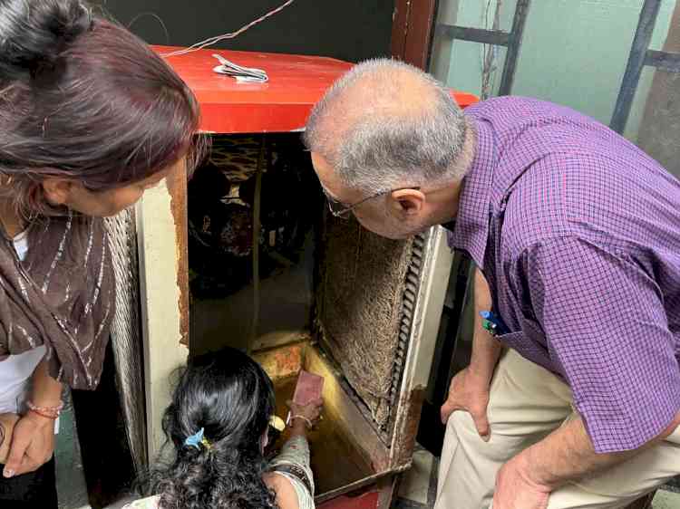 Health Minister finds Dengue larvae during inspections in New Kailash Nagar