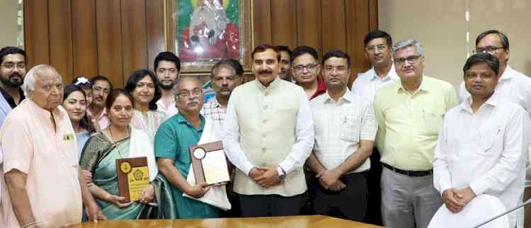 जीजेयू से एक शिक्षक व एक हिंदी अधिकारी सेवानिवृत हुए
