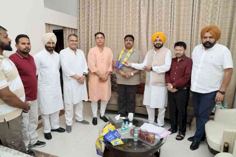 Advocate Arun Khurmi Joins AAP, Congress Faces Jolt 
