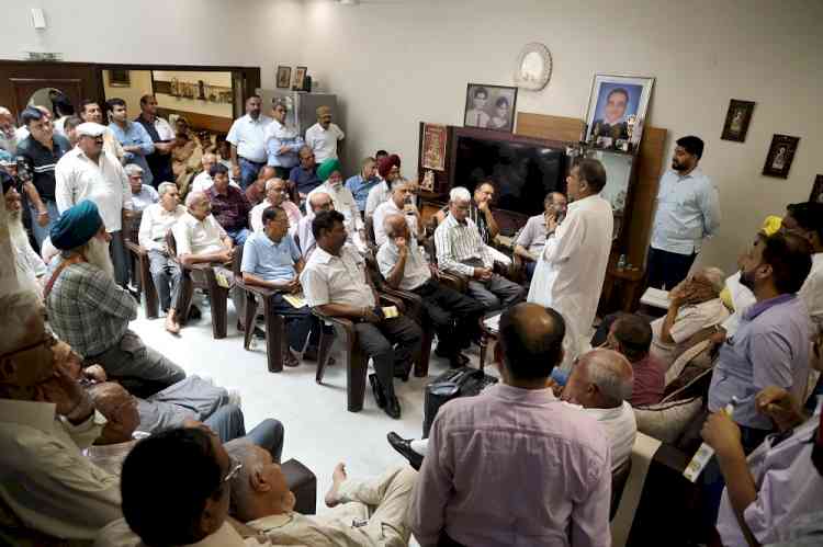 MP Arora Interacts with Rishi Nagar Residents, Showcases 3-Year Performance