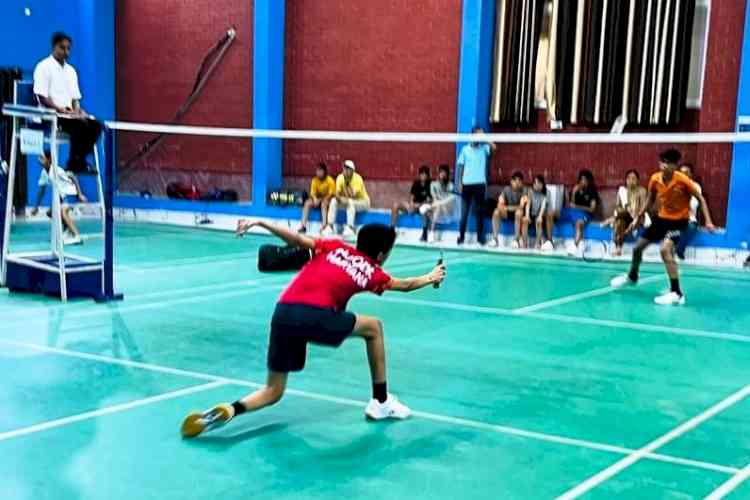 बैडमिंटन मुकाबलों में जमकर पसीना बहा रहे खिलाड़ी