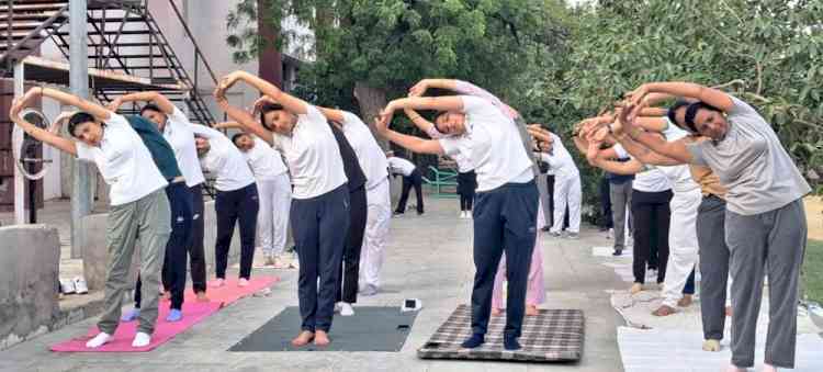 रोहतक में पुलिसकर्मियों ने किया योगाभ्यास