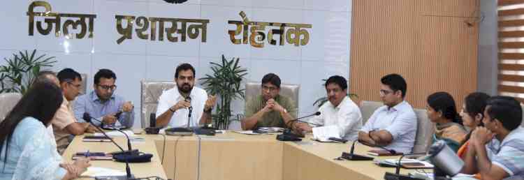 एडीसी नरेंद्र कुमार ने 11वें अंतर्राष्ट्रीय योग दिवस की तैयारियां समय पर पूरी करने के निर्देश दिए
