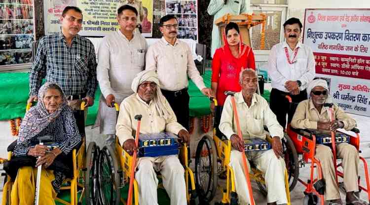उपायुक्त धर्मेंद्र सिंह ने 400 से अधिक सहायक उपकरण वरिष्ठजन व दिव्यांग जन को वितरित किए