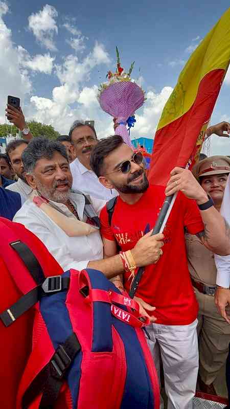RCB team gets grand welcome at B'luru airport, Shivakumar gifts Kannada flag to Virat Kohli