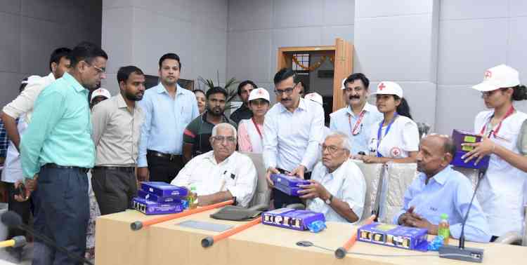 उपायुक्त धर्मेंद्र सिंह ने वृद्धजन व दिव्यांग जन को वितरित किए 305 सहायक उपकरण