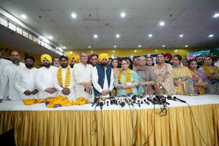 Major Blow to Congress in Ludhiana West! Dozens of Congress Families Join AAP