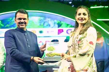 Raveena Tandon honoured by Maharashtra Deputy CM Devendra Fadnavis