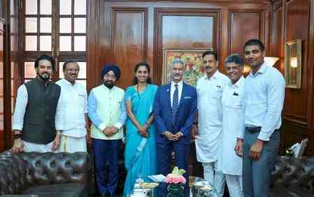 EAM Jaishankar meets delegations led by Supriya Sule and Shrikant Shinde 