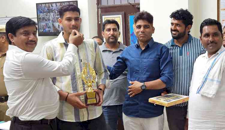 एसडीएम आशीष कुमार ने तेलुगु टाइटंस में चयनित राहुल को किया सम्मानित