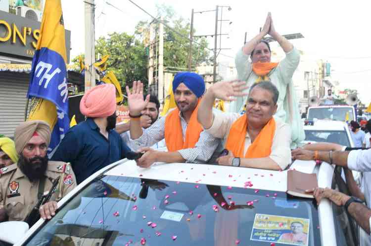 Cricketer turned politician Harbhajan Singh Bats for MP Arora