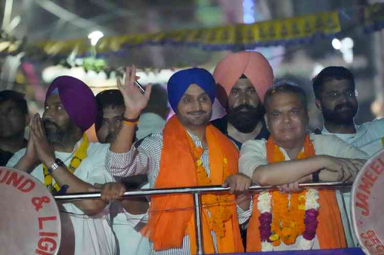 Harbhajan Singh Steals the Show as Star Campaigner for Arora