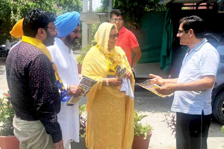 Harchand Singh Barsat Leads Door-to-Door Campaign in PAU Campus Seeking Votes for AAP’s Sanjeev Arora