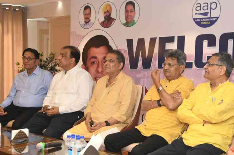 New High School Alumni Association & Nitin Kohli give rousing welcome to Arora