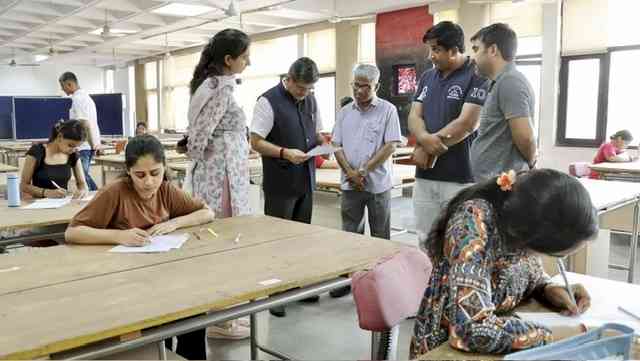 कुलपति डॉ. अमित आर्य ने किया सुपवा में परीक्षा केंद्र का दौरा