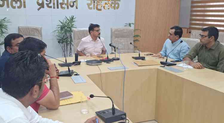 नगर निगम व नगर पालिका क्षेत्रों को आवारा पशु मुक्त करने के लिए चलाएं विशेष अभियानः उपायुक्त धर्मेंद्र सिंह