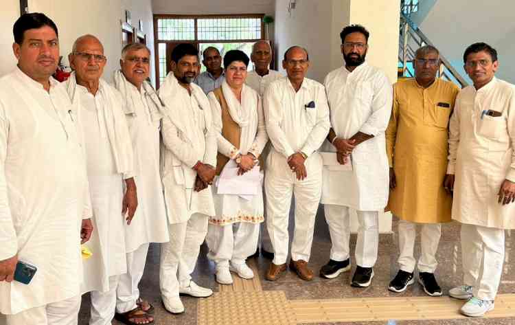 कांग्रेस के जिलाध्यक्ष पद के लिए आए बड़ी संख्या में आवेदन